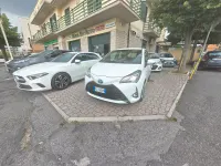 Usata Toyota Yaris Hybrid Cool 73 CV (53 kW) 2020 Bianco Berlina