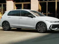Nuova VW Golf VIII R-line Plus 150 CV (110 kW) 2026 Oryx white perlato Berlina