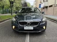 Usata Volvo V40 Plus 152 CV (111 kW) 2018 Nero Utilitaria