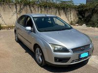 Begagnad Ford Focus 90 HK (66 kW) 2005 Grå Sedan
