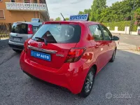 Usata Toyota Yaris 69 CV (50 kW) 2016 Rosso Utilitaria