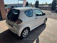 Usata Toyota Aygo Connect Style 68 CV (50 kW) 2013 Bianco Utilitaria