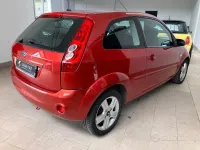 Usata Ford Fiesta Titanium 75 CV (55 kW) 2008 Rosso Utilitaria