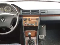 Usata Mercedes 200 122 CV (89 kW) 1992 Grigio Berlina