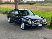 Begagnad Mercedes E200 Avantgarde 136 HK (100 kW) 1995 Blå Sedan