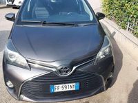 Usata Toyota Yaris Cool 69 CV (50 kW) 2016 Grigio Berlina
