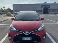 Usata Toyota Yaris Cool 99 CV (72 kW) 2016 Rosso Berlina