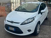 Usata Ford Fiesta 90 CV (66 kW) 2012 Bianco Utilitaria