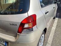 Usata Toyota Yaris 90 CV (66 kW) 2010 Argento Utilitaria