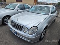 Usado Mercedes E320 Avantgarde 204 CV (150 kW) 2004 Gris Berlina