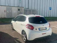 Usata Peugeot 208 68 CV (50 kW) 2012 Bianco Utilitaria