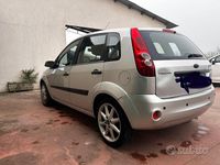 Usata Ford Fiesta 75 CV (55 kW) 2006 Grigio Berlina