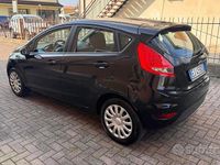 Usata Ford Fiesta 97 CV (71 kW) 2011 Grigio Utilitaria