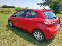 Usata Toyota Yaris Hybrid Cool 73 CV (53 kW) 2018 Rosso Berlina