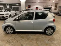 Usata Toyota Aygo 68 CV (50 kW) 2006 Azzurro Utilitaria