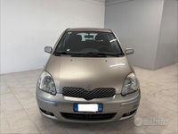 Usata Toyota Yaris Sol 87 CV (63 kW) 2005 Grigio Berlina