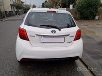 Usata Toyota Yaris Hybrid Cool 73 CV (53 kW) 2016 Bianco Berlina