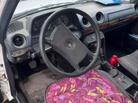Usata Mercedes 240 72 CV (52 kW) 1983 Bianco Berlina