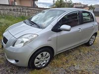 Usata Toyota Yaris Sol 69 CV (50 kW) 2008 Grigio Utilitaria