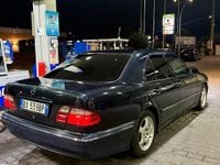 Usado Mercedes E240 170 CV (125 kW) 2001 Azul Berlina