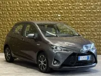 Usata Toyota Yaris Hybrid Cool 73 CV (53 kW) 2018 Grigio Berlina