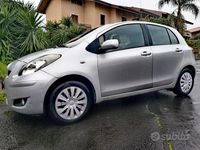 Usata Toyota Yaris Sol 101 CV (74 kW) 2010 Grigio Utilitaria