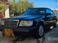 Usata Mercedes E200 136 CV (100 kW) 1995 Blu Cabrio