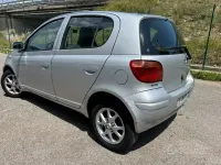 Usata Toyota Yaris 65 CV (47 kW) 2005 Grigio Berlina
