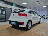 Usata Kia Rio Active 85 CV (62 kW) 2016 Bianco Utilitaria