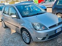Usata Ford Fiesta Ghia 68 CV (50 kW) 2005 Grigio Berlina