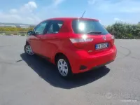 Begagnad Toyota Yaris 69 HK (50 kW) 2018 Röd Sedan