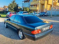 Usata Mercedes E200 Avantgarde 136 CV (100 kW) 1996 Nero Berlina