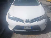 Usata Toyota Auris Hybrid Lounge 99 CV (72 kW) 2013 Bianco Berlina