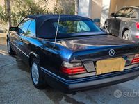 Usata Mercedes E200 136 CV (100 kW) 1995 Blu Cabrio