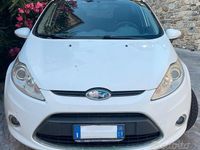 Usata Ford Fiesta Titanium 97 CV (71 kW) 2010 Bianco Utilitaria