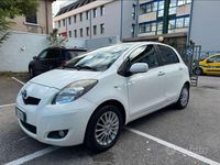 Usata Toyota Yaris 90 CV (66 kW) 2011 Bianco Utilitaria