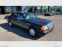 Usata Mercedes E200 122 CV (89 kW) 1991 Nero Berlina