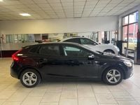 Usata Volvo V40 Momentum 115 CV (84 kW) 2015 Nero Berlina