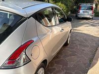 Usata Lancia Ypsilon 69 CV (50 kW) 2015 Argento Utilitaria