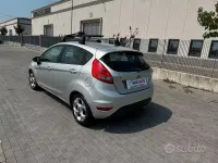 Usata Ford Fiesta 70 CV (51 kW) 2012 Grigio Berlina