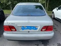 Usata Mercedes E200 136 CV (100 kW) 1997 Grigio Berlina