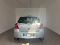 Usata Toyota Yaris Luxury 69 CV (50 kW) 2010 Argento Utilitaria
