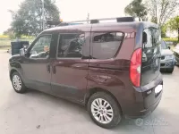 Usata Fiat Doblò 120 CV (88 kW) 2011 Rosso Monovolume
