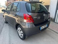 Usata Toyota Yaris 69 CV (50 kW) 2011 Grigio Utilitaria