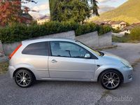 Usata Ford Fiesta 73 CV (53 kW) 2004 Grigio Utilitaria