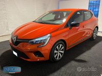 Usata Renault Clio V Equilibre 65 CV (47 kW) 2023 Orange metallizzato Berlina
