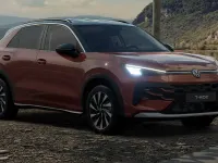 Nuova VW T-Roc Life 115 CV (84 kW) 2026 Flame red metallizzato nero SUV