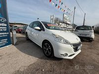Usata Peugeot 208 Allure 81 CV (59 kW) 2015 Bianco Utilitaria