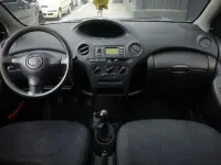 Usata Toyota Yaris Sol 65 CV (47 kW) 2003 Blu scuro Utilitaria