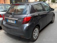 Usata Toyota Yaris 69 CV (50 kW) 2015 Grigio Berlina